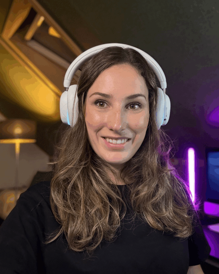 emie budde met een gaming headset op
